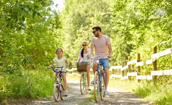 Bicicleta familiar feliz en el parque de verano —  Fotos de Stock