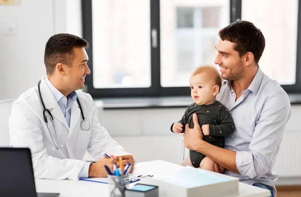 Père avec bébé et médecin à la clinique — Photo