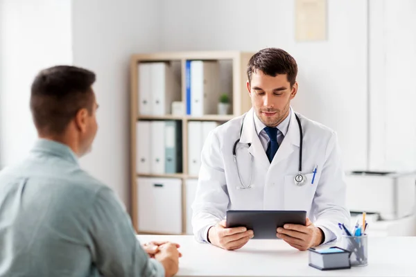 Médico com computador tablet e paciente na clínica — Fotografia de Stock