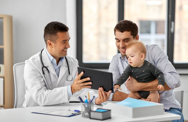 Babası bir bebek ve Doktor kliniğinde tablet ile — Stok fotoğraf
