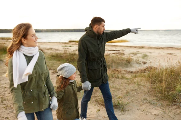 Wandelen langs herfst strand en gelukkige familie — Stockfoto