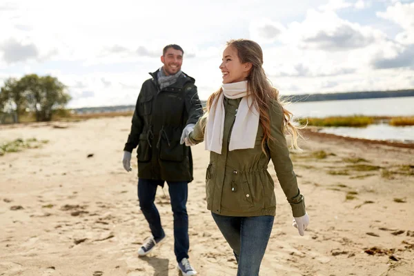 Casal andando ao longo da praia de outono — Fotografia de Stock