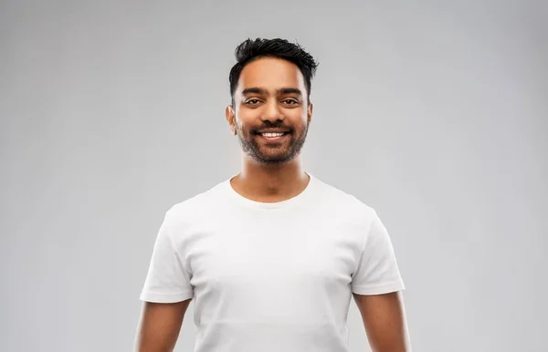 People Concept Lächelnder Junger Indischer Mann Vor Grauem Hintergrund — Stockfoto
