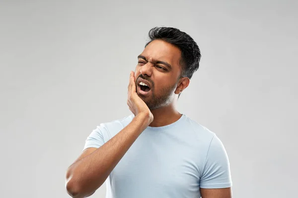 Indischer Mann leidet unter Zahnschmerzen — Stockfoto