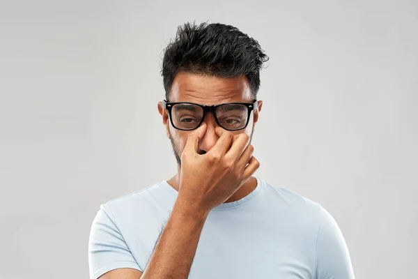 Stanco indiano uomo in occhiali sfregamento naso ponte — Foto Stock