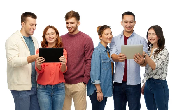 Группа улыбающихся друзей с планшетных компьютеров — стоковое фото