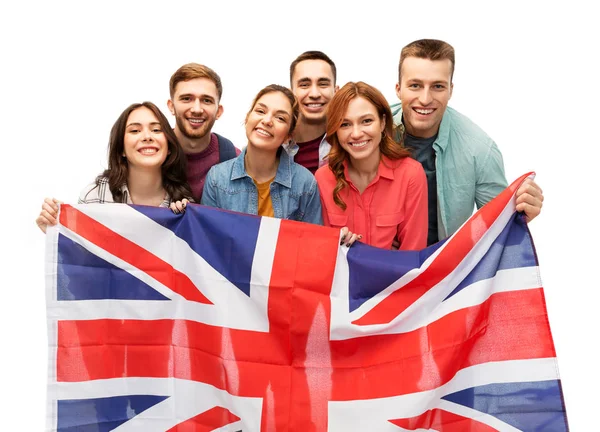 Gruppo di amici sorridenti con bandiera inglese — Foto Stock