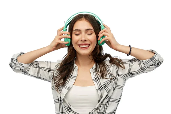 Feliz joven mujer o adolescente con auriculares — Foto de Stock