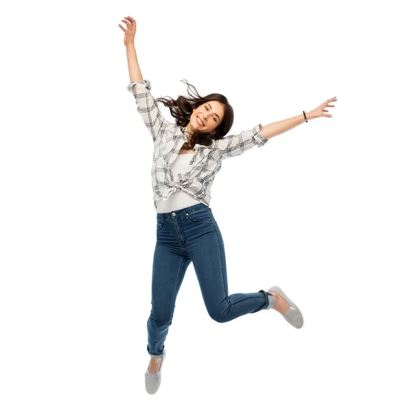 Счастливая молодая женщина или девочка-подросток прыгает — стоковое фото
