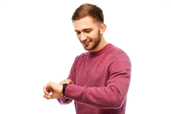腕時計で時間をチェックする若い男の笑みを浮かべてください。 — ストック写真