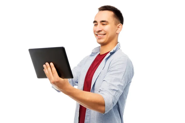 Jovem feliz com computador tablet — Fotografia de Stock