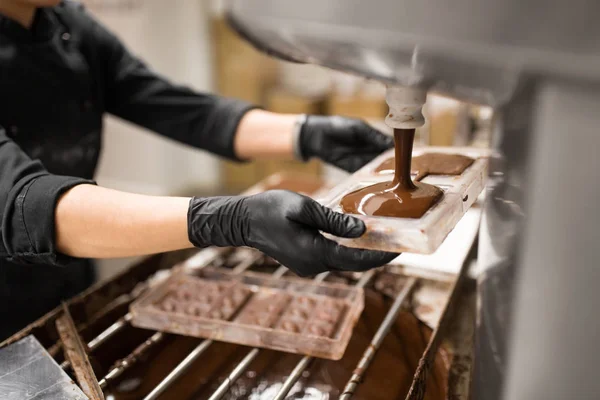 Confectioner makes chocolate candies at sweet-shop — Stock Photo, Image