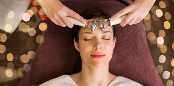 Vrouw met hydradermie gezichtsbehandeling in spa — Stockfoto