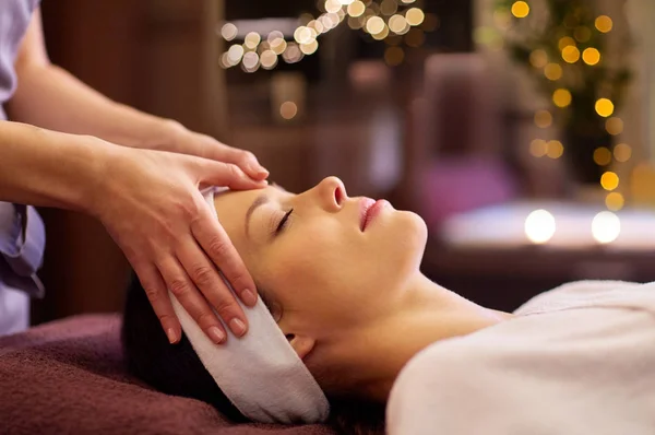 Vrouw het hebben van gezicht en hoofd massage in spa — Stockfoto