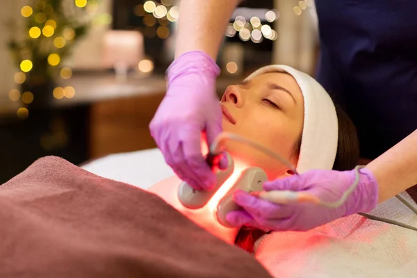 Young woman having face microdermabrasion at spa — Stock Photo, Image