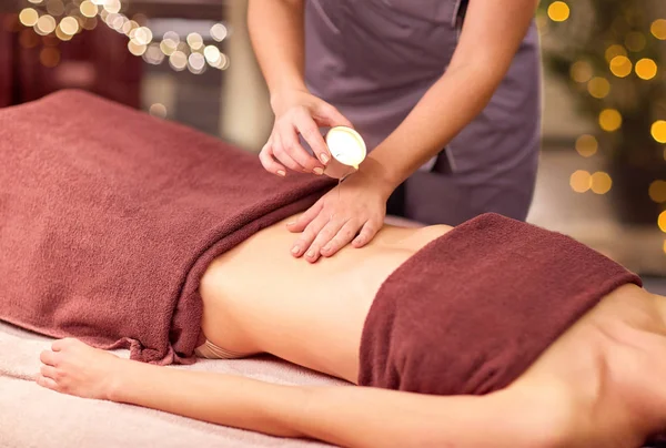 Kobieta, leżąc i po masażu z gorącym oleju w spa — Zdjęcie stockowe