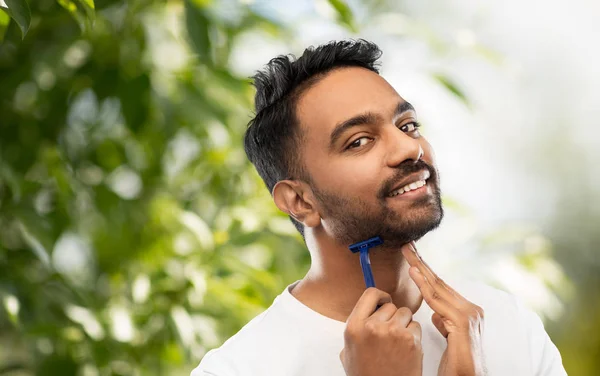 Homem indiano barbear barba com lâmina de barbear — Fotografia de Stock