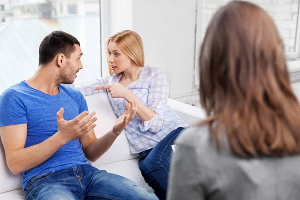 Couple with problem at family psychologist office — Stock Photo, Image