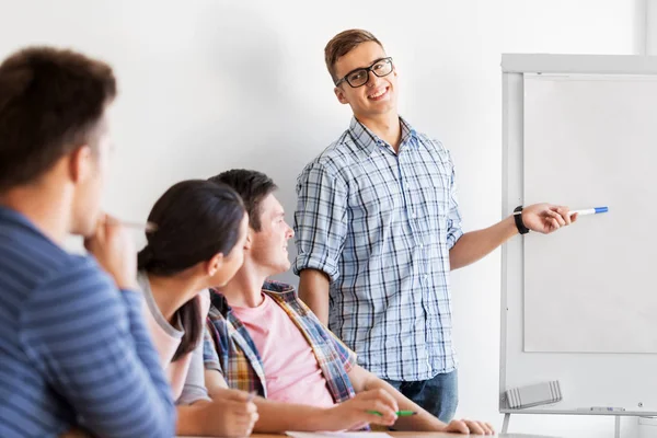 Skupina studentů středních škol s flipchartem — Stock fotografie