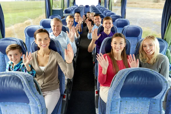 Gruppo di passeggeri felici che viaggiano in autobus — Foto Stock