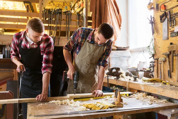 Carpinteros trabajando con tableros de madera en el taller —  Fotos de Stock