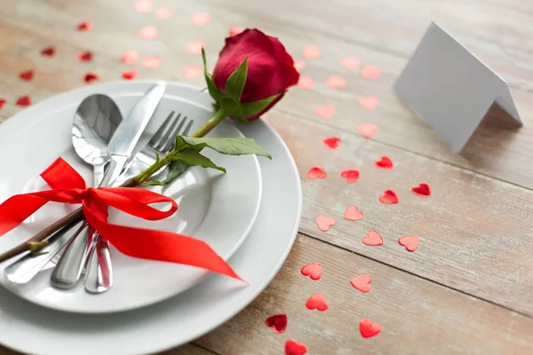 Close-up de configuração de mesa para dia dos namorados — Fotografia de Stock