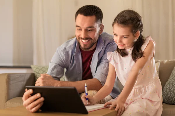 Far och dotter gör läxor tillsammans — Stockfoto