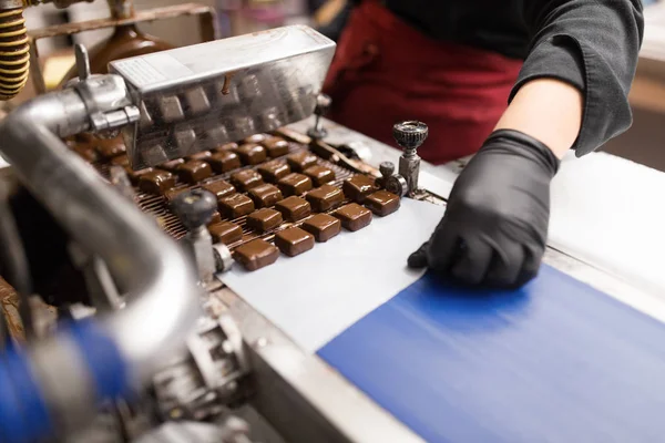 초콜릿 코팅 기계에 의해 만드는 사탕 — 스톡 사진