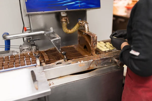 Candies making by chocolate coating machine — Stock Photo, Image