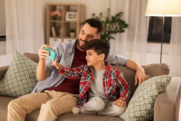 父と息子の selfie を自宅撮影 — ストック写真
