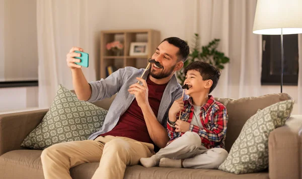 父と息子の selfie を自宅撮影 — ストック写真