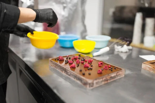 Pâtissier fait dessert au chocolat à la sucrerie — Photo