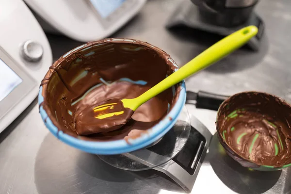 제과에서 부엌 규모에 초콜릿 크림 — 스톡 사진