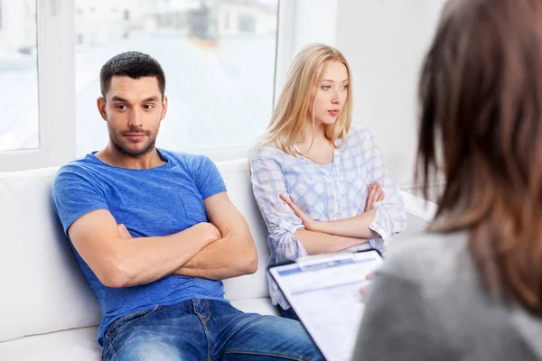 Couple with problem at family psychologist office — Stock Photo, Image