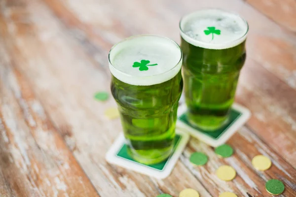 Vasos de cerveza verde con trébol y monedas de oro —  Fotos de Stock