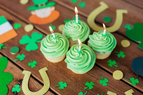 Green cupcakes and st patricks day party props — Stock Photo, Image