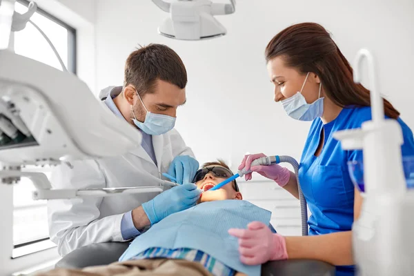 Zahnarzt behandelt Kinderzähne in Zahnklinik — Stockfoto