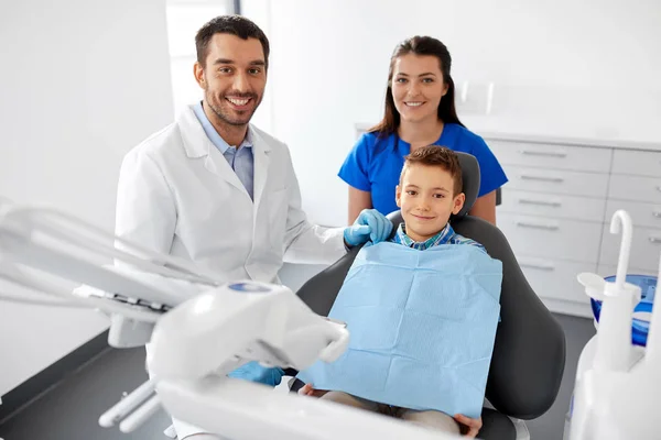 Οδοντίατροι και παιδί ασθενής στο οδοντιατρείο — Φωτογραφία Αρχείου
