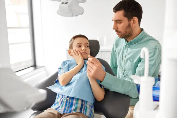 Diş kliniğinde destekleyici oğlun babası — Stok fotoğraf