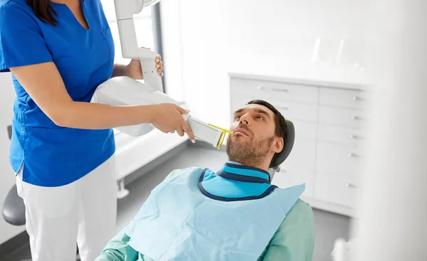 Tandarts, tandheelkundige x-ray van patiënt tanden maken — Stockfoto