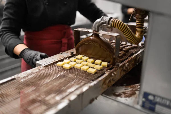 Bonbons faisant par machine de revêtement de chocolat — Photo