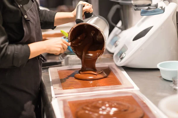 Konditor macht Schokoladendessert im Süßwarenladen — Stockfoto