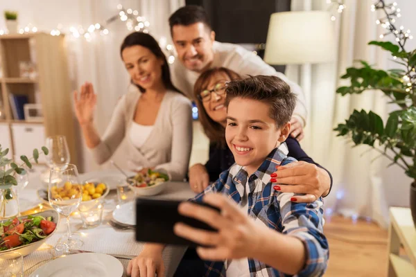디너 파티 및 복용 selfie 가족 — 스톡 사진