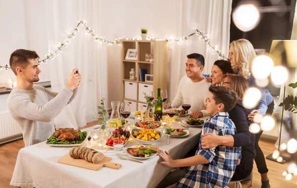 Familjen ha middagsbjudning och tar selfie — Stockfoto