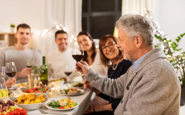 幸せな家族が家で食事会をしていて — ストック写真