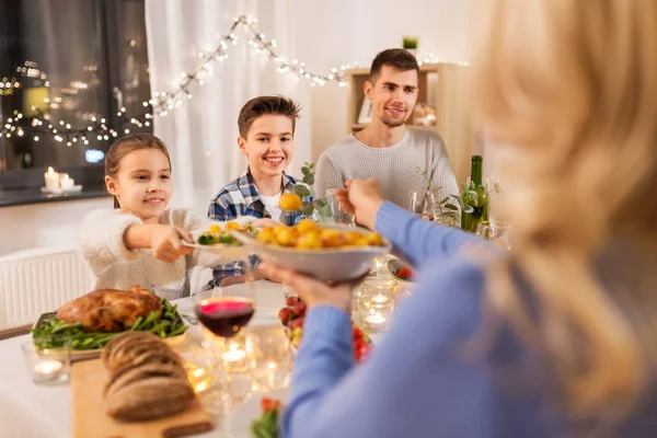 Lycklig familj äter middag hemma — Stockfoto