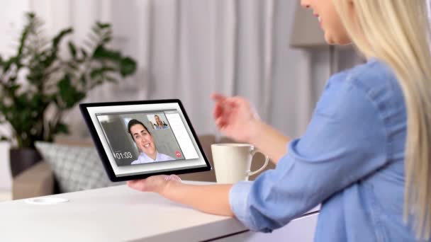 Mujer que tiene videollamada en la computadora tableta en casa — Vídeos de Stock