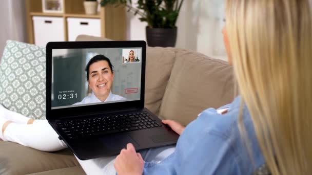 Vrouw met video-oproep op laptopcomputer thuis — Stockvideo