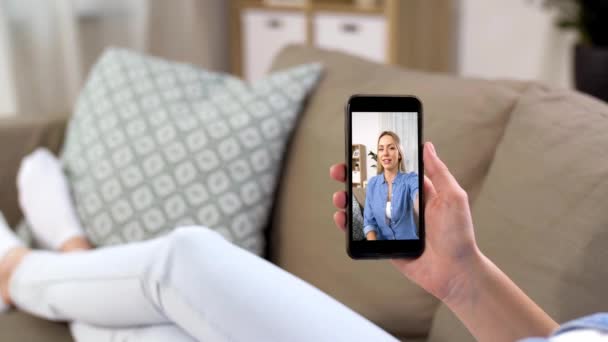 Kobieta o rozmowy wideo na smartfonie w domu — Wideo stockowe