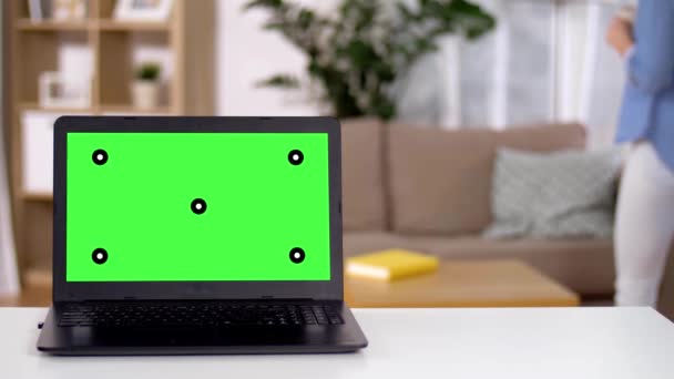 Computer portatile con schermo verde chiave cromatica sul tavolo — Video Stock